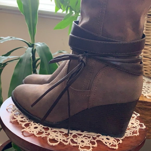 Women’s Brown Boots Sz 9 by “RAMPAGE” - Picture 8 of 10